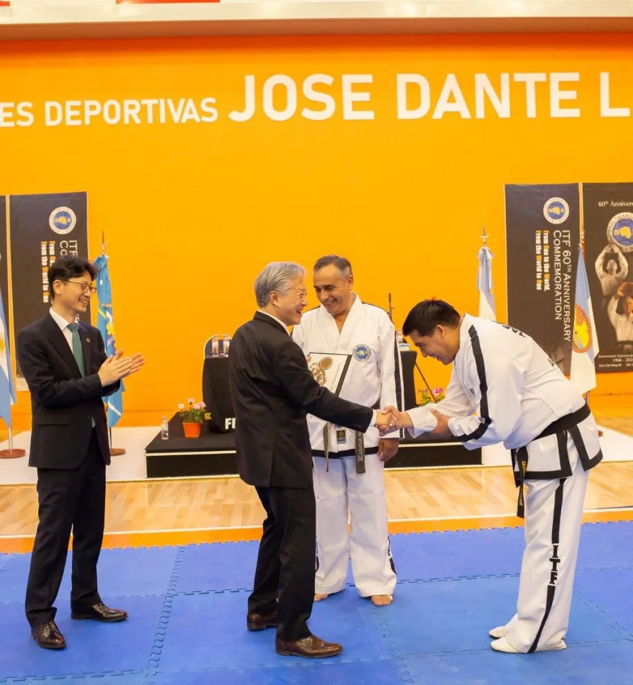  El Gran Maestro Choi Jung Hwa compartió un seminario con practicantes de la Patagonia Argentina en un momento irrepetible para el Taekwon-Do ITF en el sur del país. 