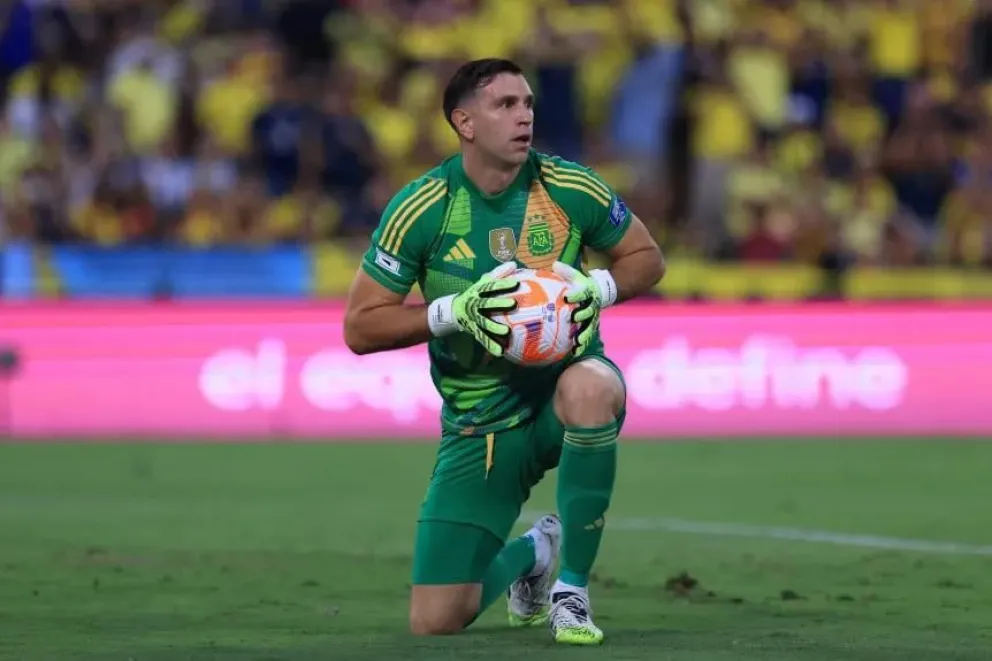 Dibu Martínez, arquero y emblema de la Selección Argentina. (Franklin Jacome/Getty Images).