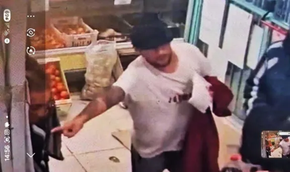 Robó 0 mil en aromatizantes y los escondió en el pantalón