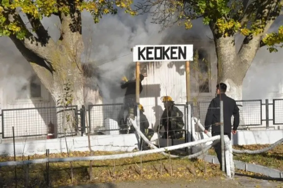 Incendio en la casa de pre egreso Keoken, histórica vivienda del frigorífico Swift. FOTO: JOSÉ SILVA LA OPINIÓN AUSTRAL.