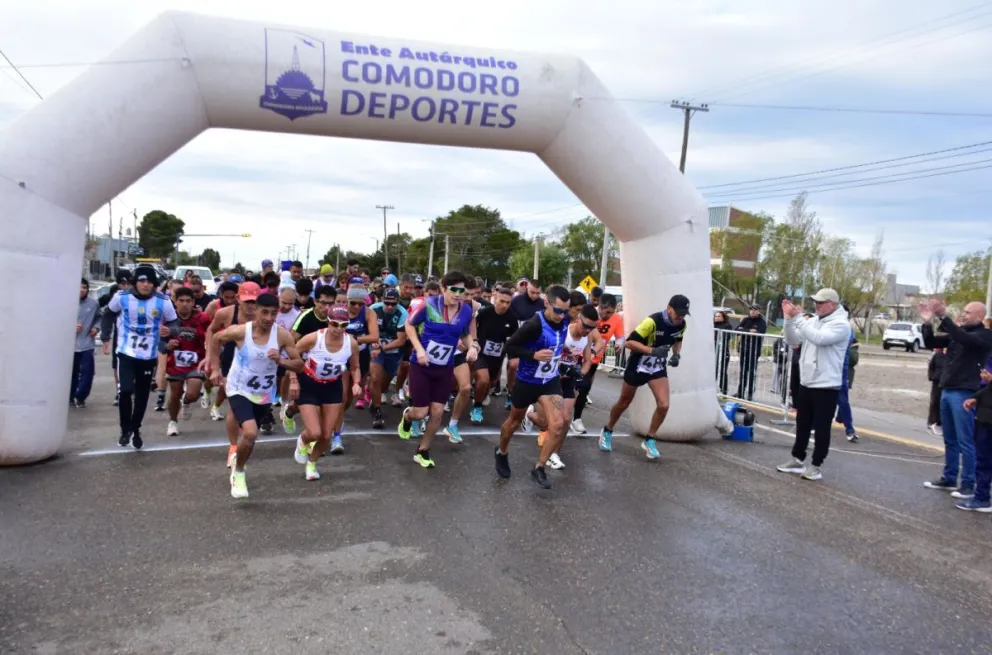  Rosana Calderero y Miguel Llanquín fueron los comodorenses que se quedaron con los 10K de la corrida atlética  40º Aniversario Escuela Próspero Palazzo. 