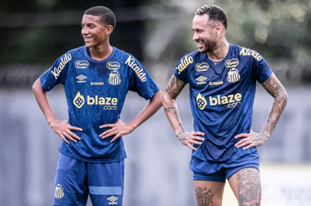 Neymar y Robinho JR en una sesión de entrenamiento en el CT Rei Pelé.