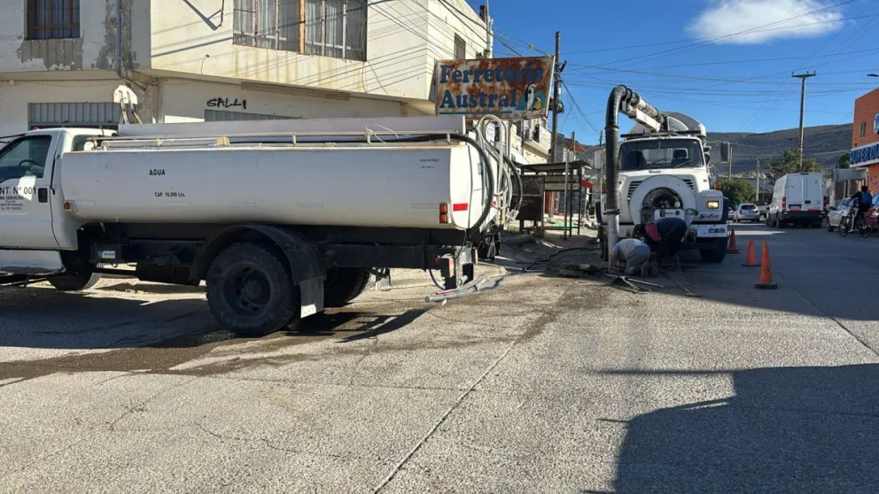 En un operativo de emergencia el Municipio destrabó un crítico taponamiento pluvial en barrio San Martín