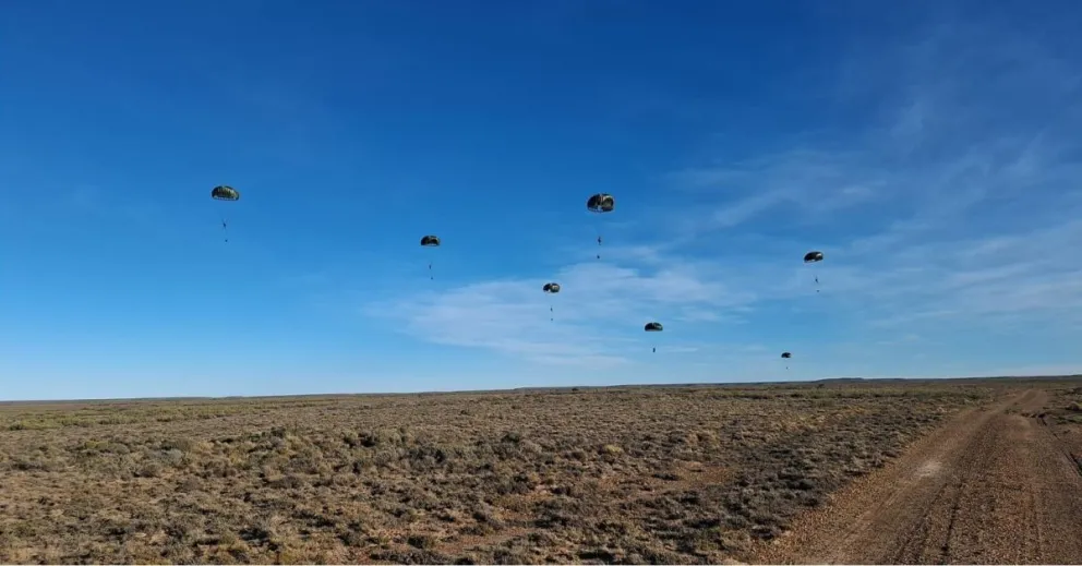 Paracaidistas en la Patagonia