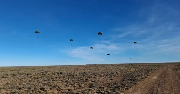 Paracaidistas en la Patagonia