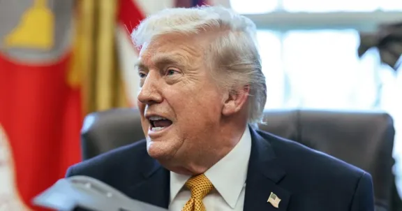 Estados Unidos busca acuerdo de paz con Irán y frena operativos militares