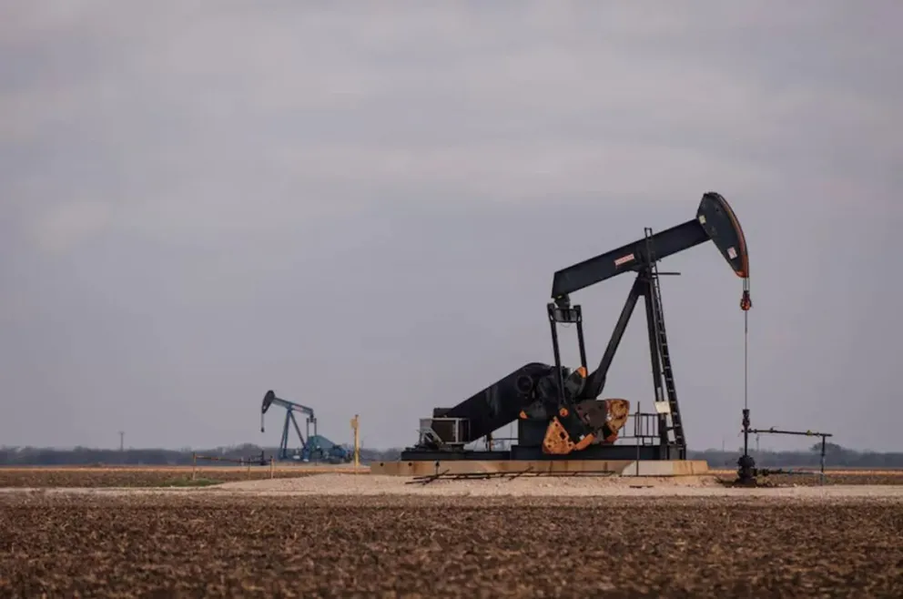 Los precios internacionales del petróleo se desploman hasta casi un 12% este miércoles y los mercados se recuperan ante un posible acuerdo de paz entre Estados Unidos e Irán.