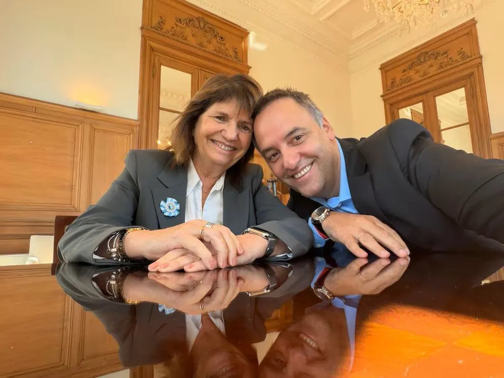 El jefe de Gabinete, Manuel Adorni, y la senadora de LLA, Patricia Bullrich
