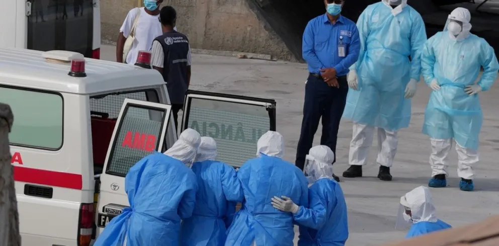 Trabajadores de la salud evacuan del crucero MV Hondius en Cabo Verde a las tres personas sospechosas de tener hantavirus. (Foto: AP)