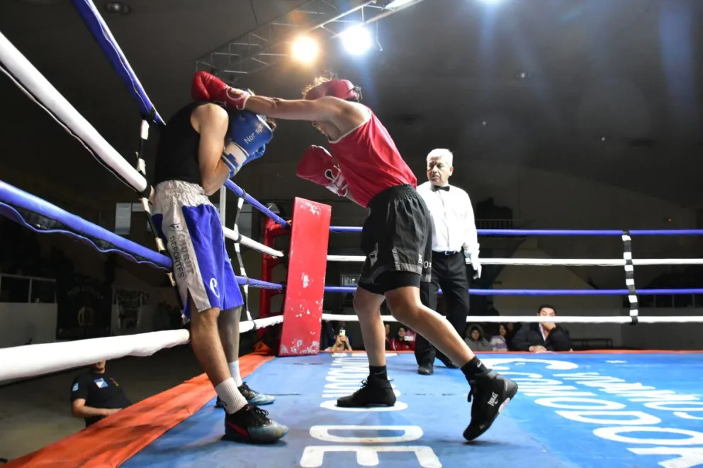 Festival de boxeo amateur y profesional en Comodoro Rivadavia organizado por el promotor Vicente Arisnabarreta, fislizado por la comisión municipal de boxeo. 