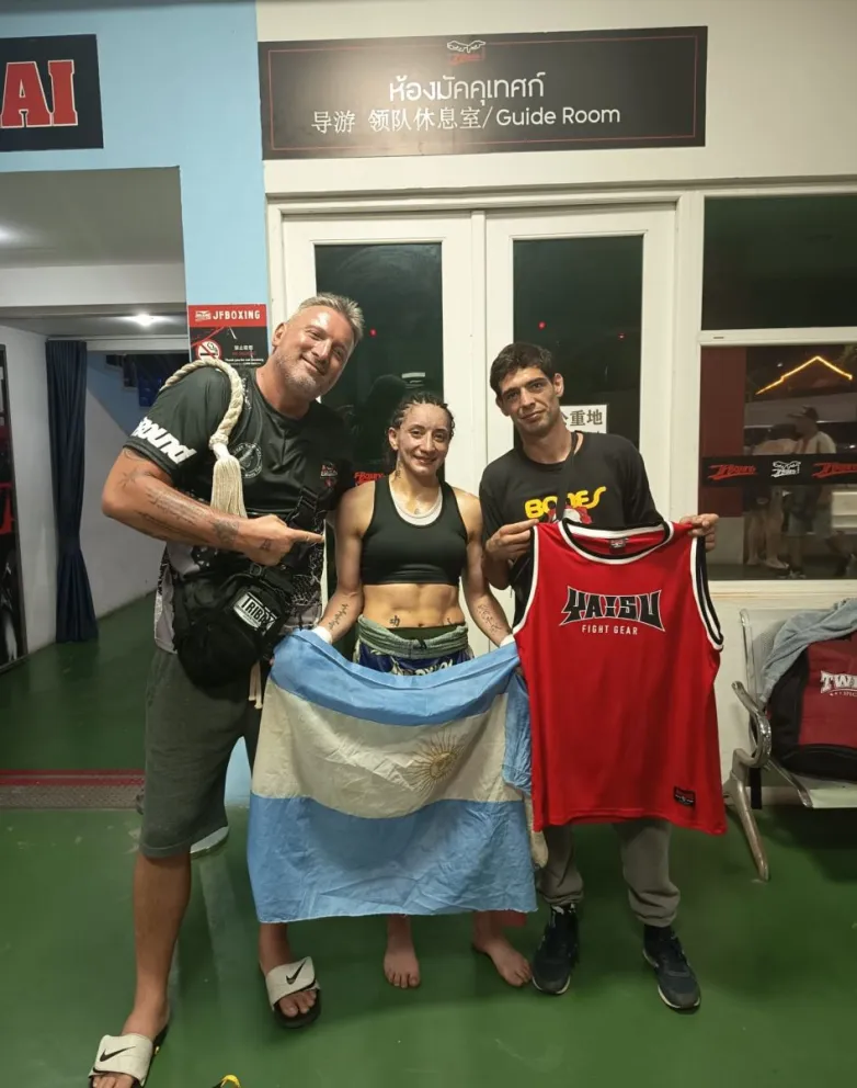 Yocelyn "La Yoko" Balboa con un rincón de lujo en Tailandia junto el Team del Dojo Serpiente de Argentina. 