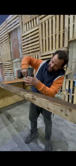 Con materiales reciclados, “El Pity” transforma el predio con una decoración artesanal y sustentable