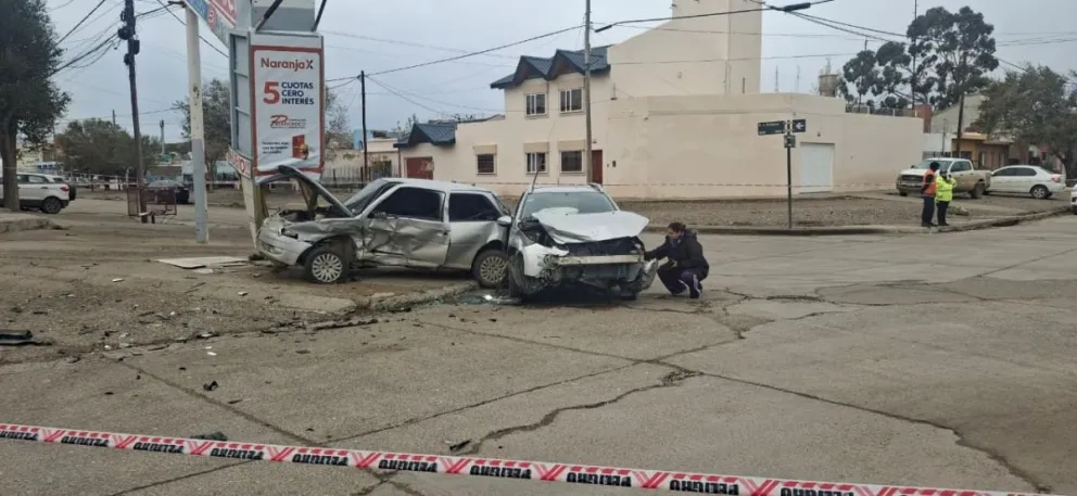 Brutal choque entre dos autos dejó tres personas hospitalizadas en Caleta Olivia
