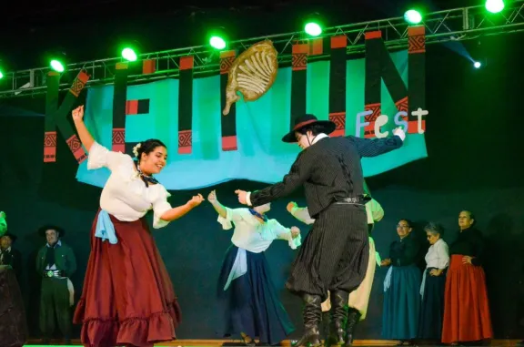 La “Keipon Fest” hizo vibrar a Dolavon con una multitud y el sabor del tradicional capón