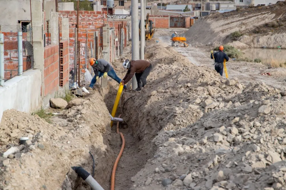 Más familias acceden al gas natural en Comodoro: Extienden la red del barrio Las Orquídeas