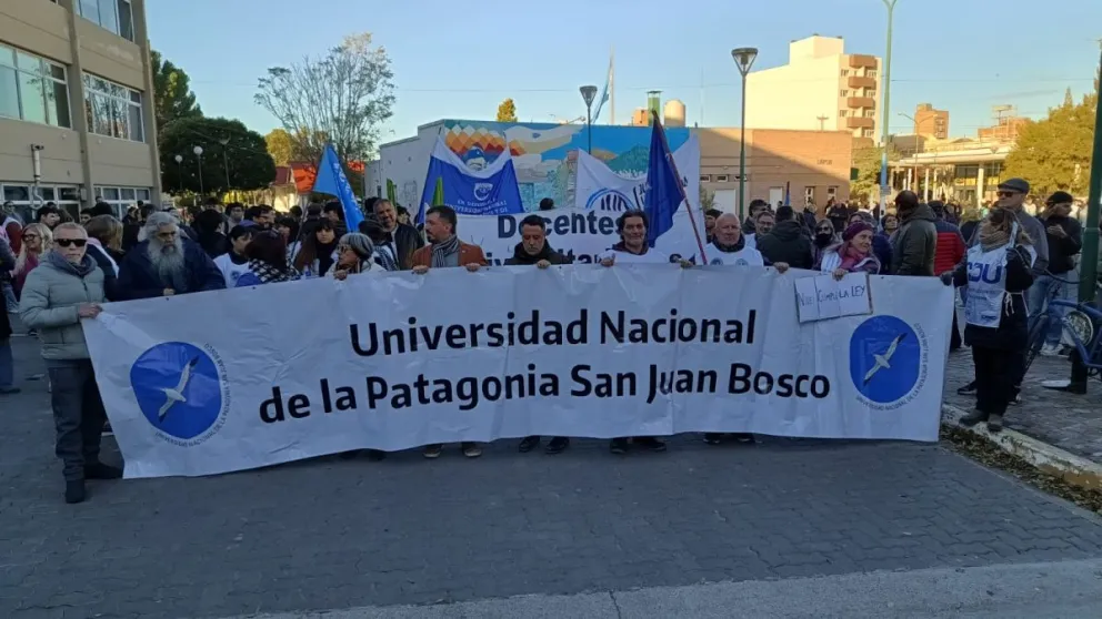 Masiva movilización universitaria en Trelew