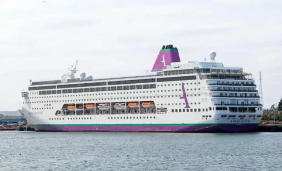 Unas 1.700 personas, entre pasajeros y tripulación, permanecen confinadas a bordo del buque.
