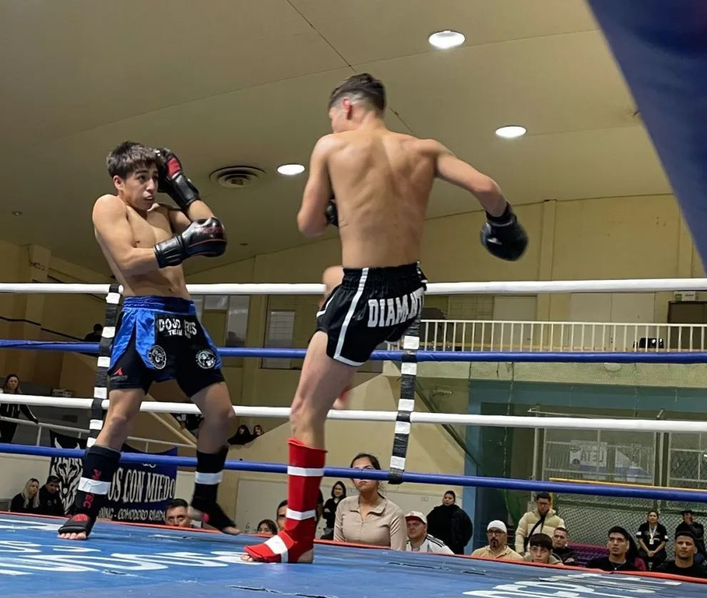 El profesor Franco Rodríguez y el promotor "Leo" Moreno llevaron a cabo con éxito un evento con 80 peleas de kick boxing amateurs en Comodoro Rivadavia.