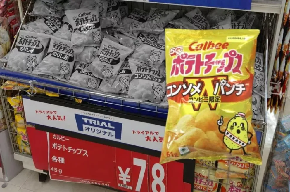 Japón enfrenta escasez de tinta color y recurre al blanco y negro en snacks.