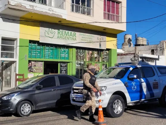 Prefectura allanó mueblerías de REMAR en Caleta Olivia y Comodoro por presunta explotación laboral y trata de personas