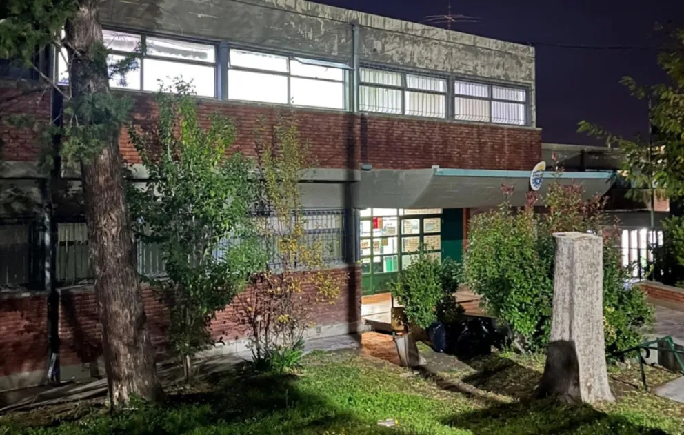 Frente de la Escuela Secundaria N ° 712 de Trelew