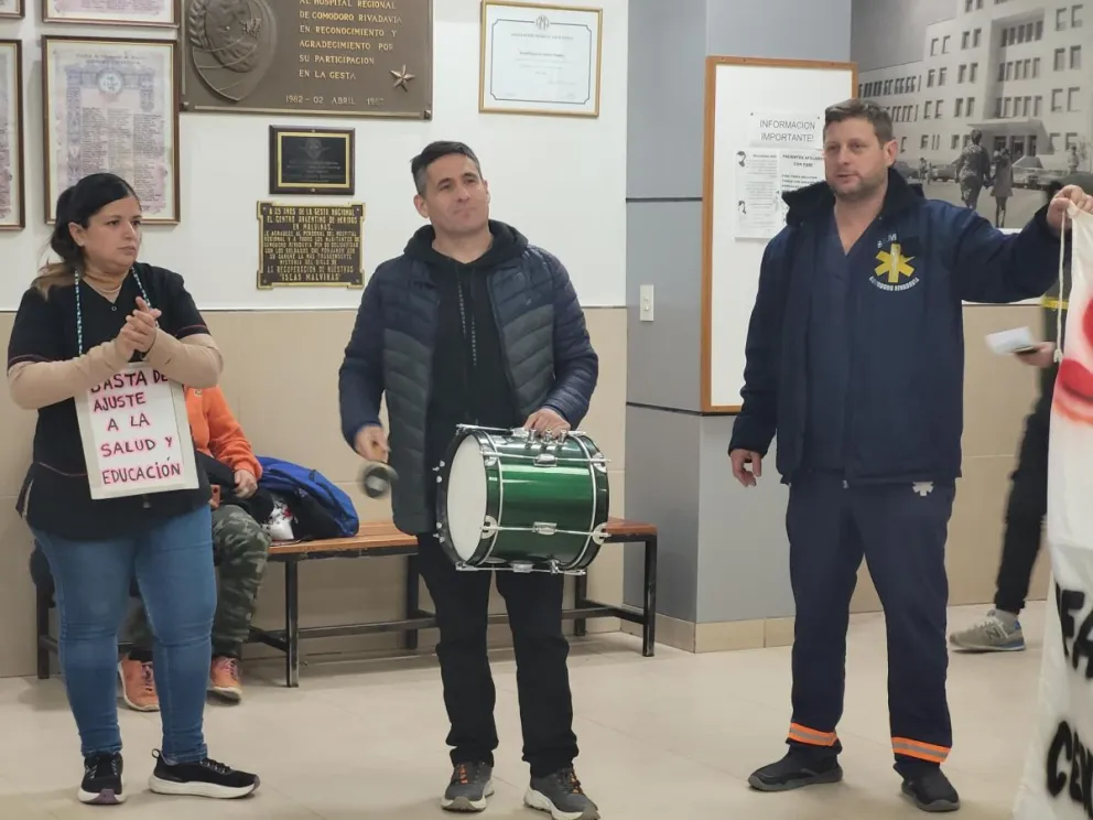 Trabajadores de salud realizaron una protesta en el hall del Hospital Regional