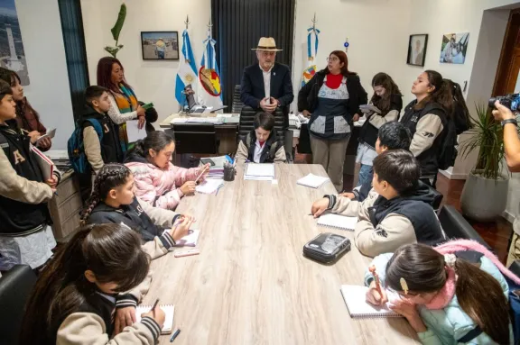 Estudiantes de la Escuela 198 visitaron el Municipio y fueron recibidos por el Intendente