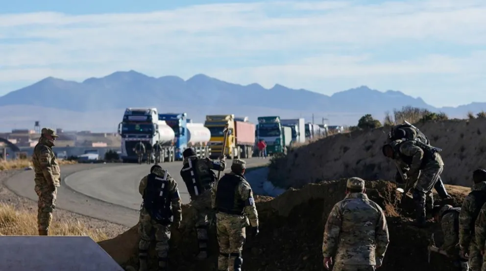 Soldados bolivianos despejan barricadas en las rutas.