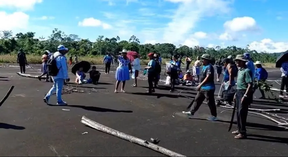 Seguidores de Evo Morales tomaron el aeropuerto de Chimoré, en el Trópico de Cochabamba (X)
