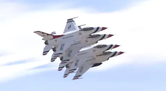 Dos aviones militares chocan en el aire durante un festival acrobático en Estados Unidos
