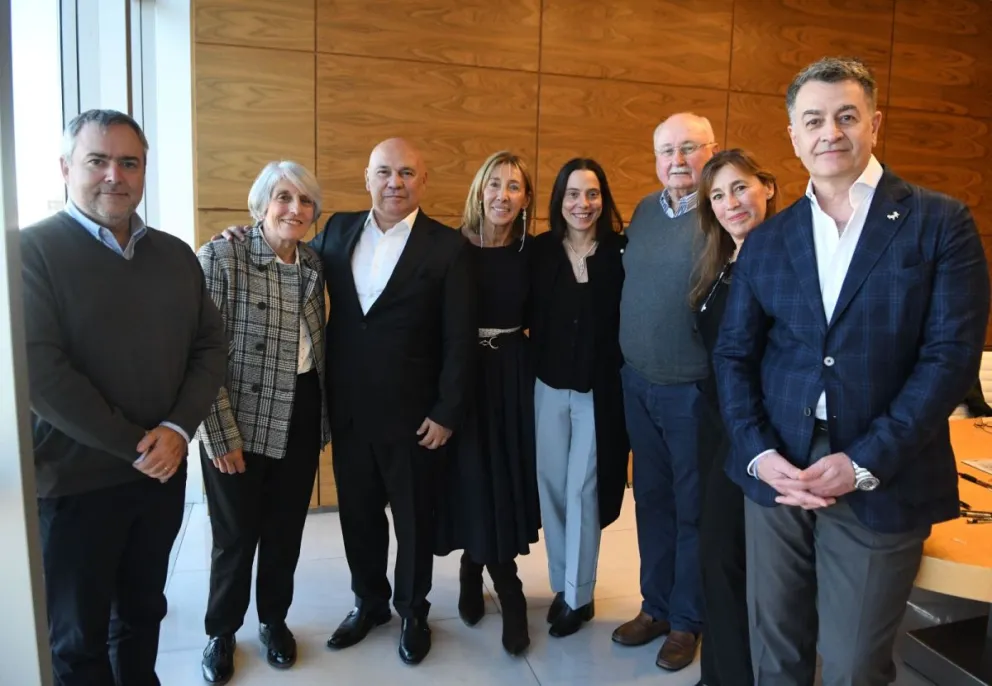 Autoridades de Fundación Favaloro, Grupo Olmos y la Sociedad de Distribuidores de Diarios, Revistas y Afines (SSDRA), durante la firma de la adquisición del inmueble // Foto de Pablo Villán