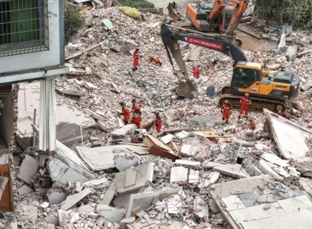El sismo dejó un saldo de dos personas fallecidas y obligó a la evacuación de aproximadamente 7.000 personas en las zonas afectadas por el movimiento.