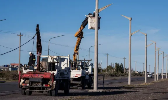 La Cooperativa inició el tendido eléctrico sobre la avenida Marcelino González