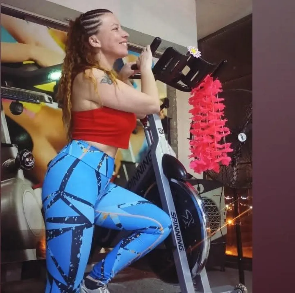 La profesora Claudia Silva propone una actividad intensiva bajo techo, ideal para época invernal, disfrutando del BikeRock. 