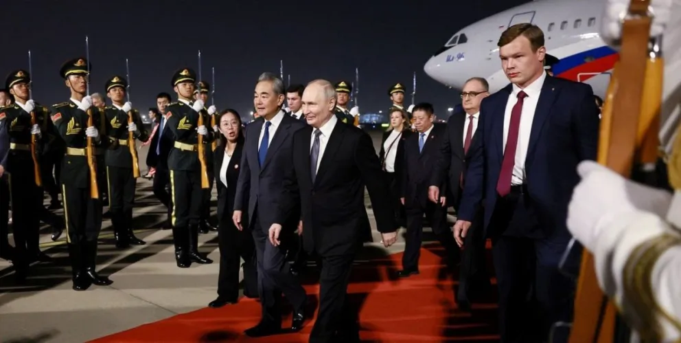 Vladimir Putin junto al ministro de Asuntos Exteriores chino Wang Yi 