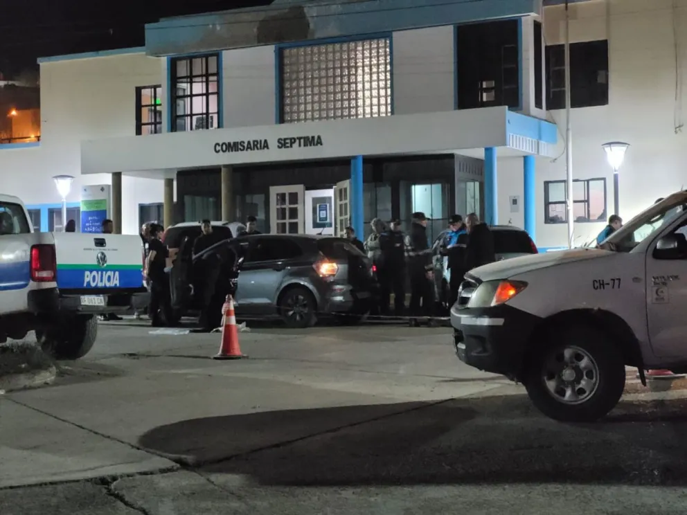 Un mujer llegó herida y murió frente a la Comisaría Séptima