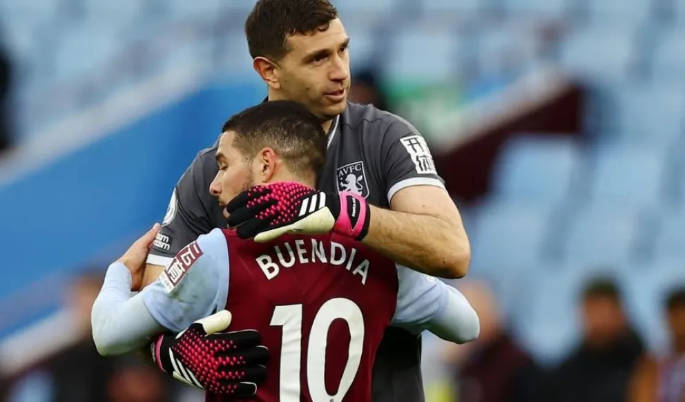 Martínez y Buendía quieren coronar esta gran temporada del Aston Villa. Foto: redes.
