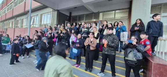 Abrazo simbólico al Domingo Savio en defensa de la educación y en reclamo de mejoras salariales