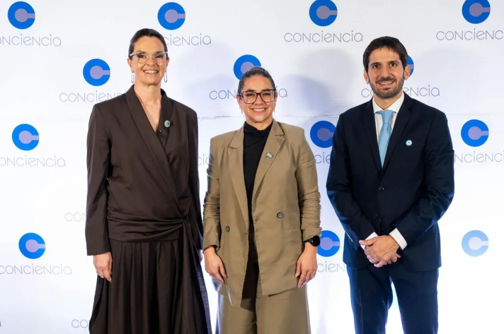 Natalia Olmos, directora de Comunicación y Relaciones Institucionales Grupo Olmos,  con las autoridades de Asociación Conciencia, Silvana Vives y Juan Manuel Fernandez Alvez.