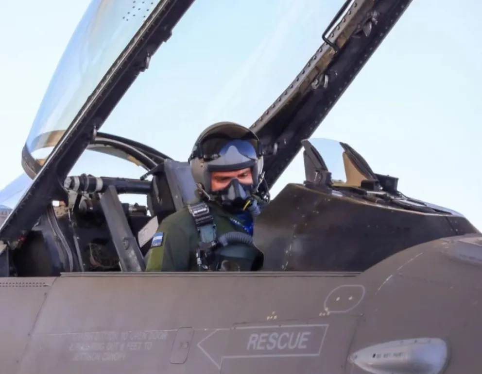 Primer ´vuelo solo" en F-16M