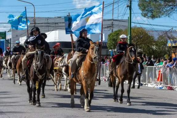 La capital provincial conmemora el 25 de mayo con el acto oficial y presentaciones artistas