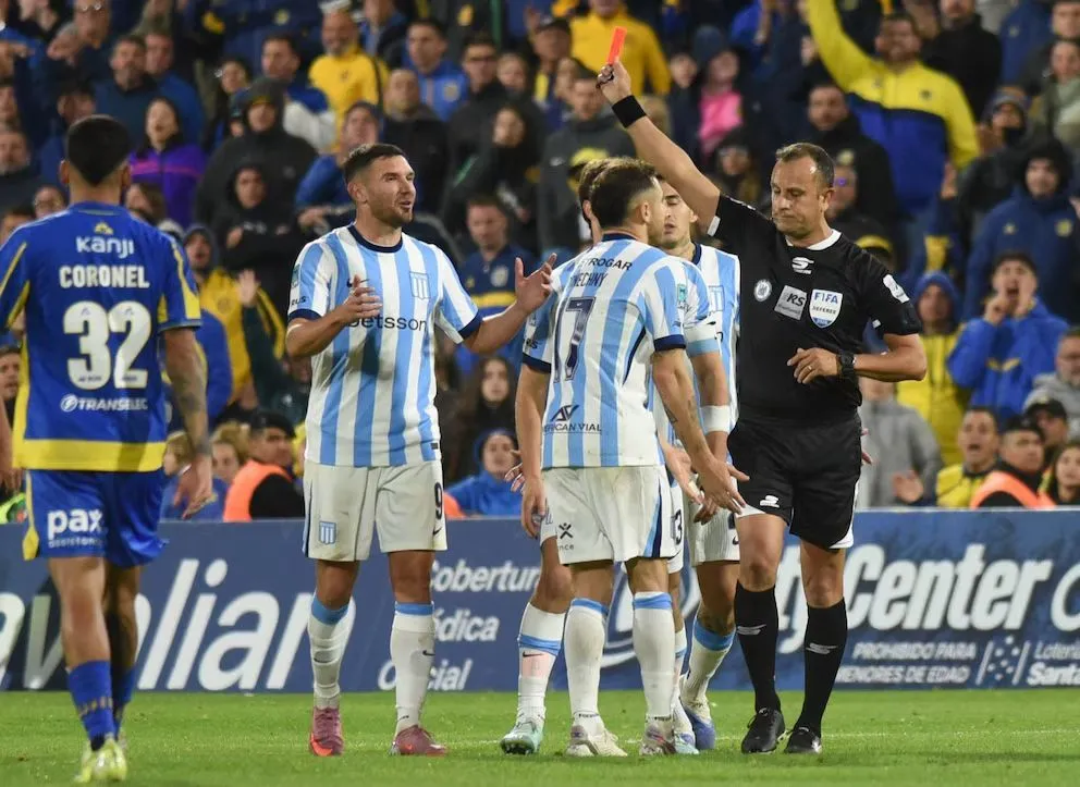 Darío Herrera expulsa a Maravilla Martínez ante Rosario Central (Fotobaires).