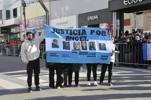 Emoción y memoria en el desfile: el reclamo de "Justicia por Ángel ...