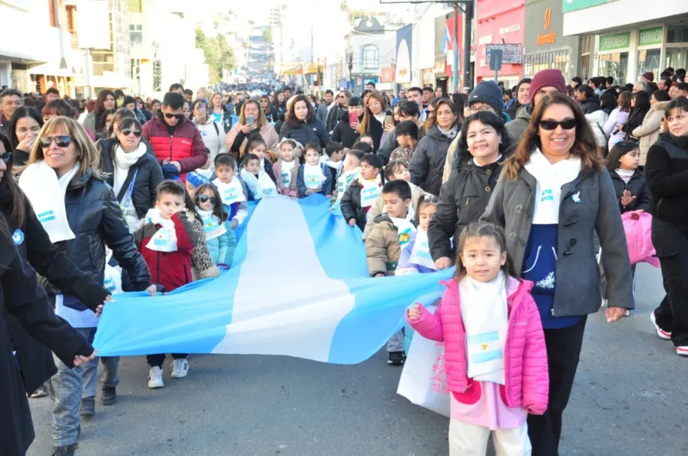 Comodoro se empapó de Patria por los festejos del 25 de Mayo || Fotos de José "Portu" Guerreiro (Diario Crónica)