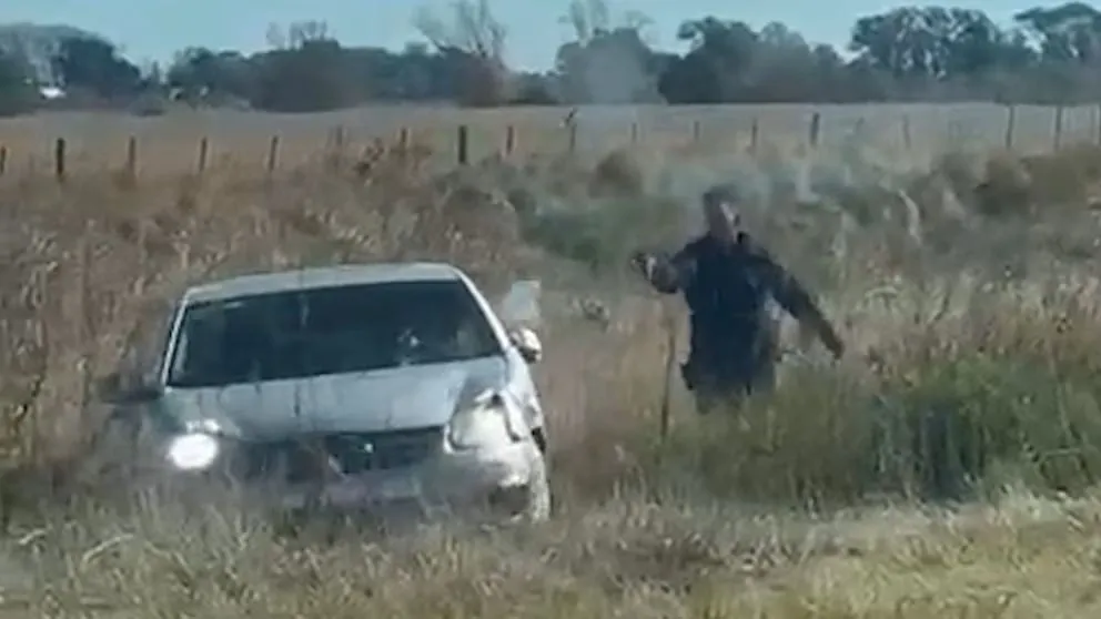 El momento en que un policía disparó contra Salcedo para frenar su fuga.