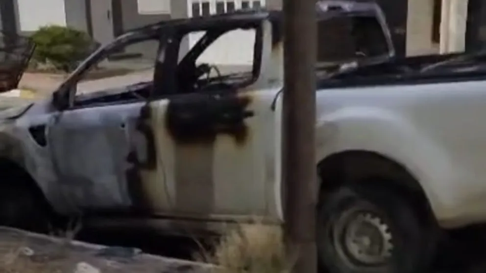Una camioneta se incendió durante la madrugada en barrio Pueyrredón