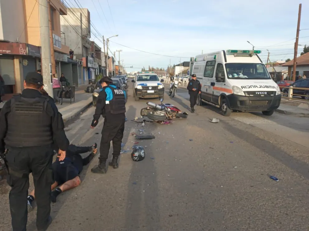 Motociclista terminó hospitalizado tras chocar contra una camioneta en Comodoro