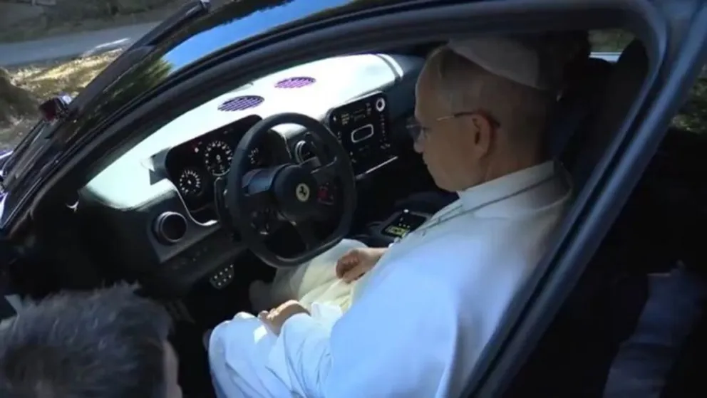 El papa León XIV probó la primera Ferrari eléctrica