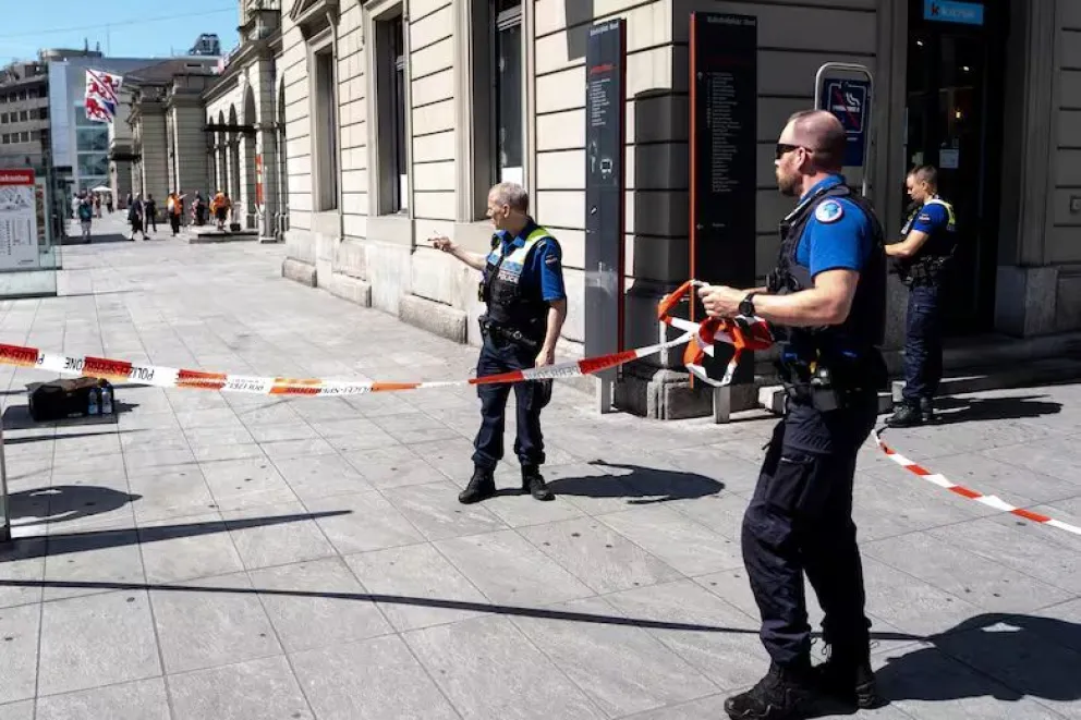 Agentes de policía retiran la cinta tras un ataque con arma blanca en la estación de tren de Winterthur, Suiza, el jueves 28 de mayo 