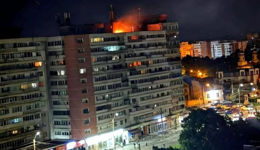 Un incendio se produjo en un edificio de viviendas en Galati, Rumania, tras la caída de un dron ruso